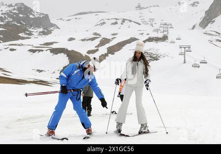 Karima El Mahroug alias Ruby Rubacuori und ihr Skilehrer Skifahren im Skigebiet Idalp in Ischgl, Tirol, am 29. April 2011. - 20110429 PD1539 - Rechteinfo: Rechte verwaltet (RM) Stockfoto