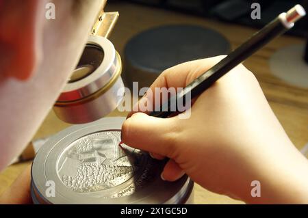 Österreich - Führung durch das österreichische Mintin Wien am 13. Mai 2011. Sie gibt jedes Jahr die Bullion Coins der Wiener Philharmoniker aus, eine der beliebtesten Bullion Coins der Welt. Im Bild: Ein Graveur der Wiener Philharmoniker arbeitet an einem Modell. - 20110513 PD0795 - Rechteinfo: Rechte verwaltet (RM) Stockfoto