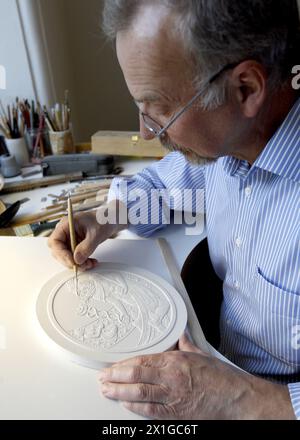 Österreich - Führung durch das österreichische Mintin Wien am 13. Mai 2011. Sie gibt jedes Jahr die Goldmünze der Wiener Philharmoniker aus, eine der beliebtesten Goldmünzen der Welt. Im Bild: Ein Graveur des arbeitet an einem Modell. - 20110513 PD0793 - Rechteinfo: Rights Managed (RM) Stockfoto