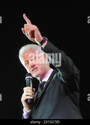 Österreich - 19. Lebensball 2011 auf dem Wiener Rathausplatz am 21. Mai. Auf dem Bild: Bill Clinton während der Eröffnungszeremonie. - 20110521 PD1964 - Rechteinfo: Rechte verwaltet (RM) Stockfoto