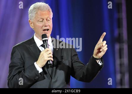 Österreich - 19. Lebensball 2011 auf dem Wiener Rathausplatz am 21. Mai. Auf dem Bild: Bill Clinton während der Eröffnungszeremonie. - 20110521 PD2155 - Rechteinfo: Rights Managed (RM) Stockfoto