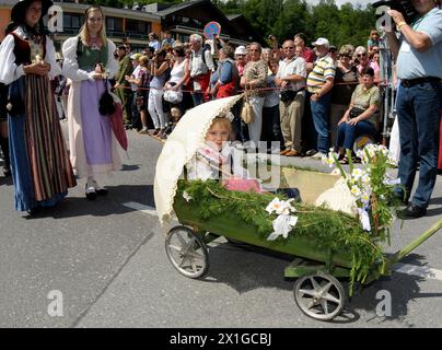 Ab dem 3-5. Juni 2011 findet in Bad Aussee und Grundlsee das traditionelle Narzissenfest statt. Im Bild: Teilnehmer der Autoparade - 20110605 PD0318 - Rechteinfo: Rights Managed (RM) Stockfoto