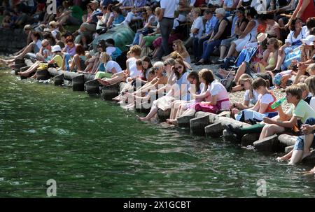 Ab dem 3-5. Juni 2011 findet in Bad Aussee und Grundlsee das traditionelle Narzissenfest statt. Im Bild: Zuschauer der Parade. - 20110605 PD0770 - Rechteinfo: Rechte verwaltet (RM) Stockfoto