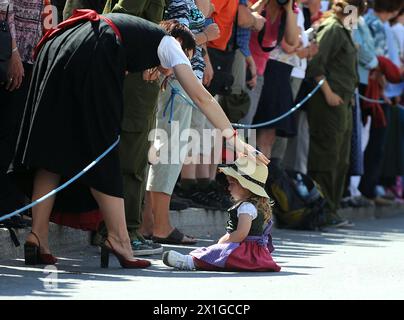 Ab dem 3-5. Juni 2011 findet in Bad Aussee und Grundlsee das traditionelle Narzissenfest statt. Im Bild: Zuschauer der Parade. - 20110605 PD0388 - Rechteinfo: Rechte verwaltet (RM) Stockfoto