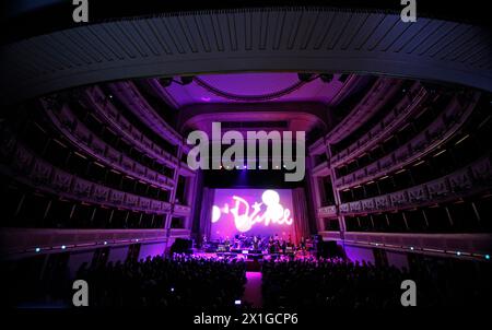 Wien - Österreich: Bryan Ferry Konzert an der Wiener Staatsoper am 03. Juli 2011 während der Wiener Jazzfestspiele. APA-FOTO: GEORG HOCHMUTH - 20110703 PD1823 - Rechteinfo: Rights Managed (RM) Stockfoto