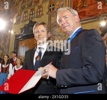 Feierliche Handlung anlässlich der Anbringung des ersten zweisprachigen Verkehrsschildes in Kärnten am 16. August 2011. Im Bild: Von links: Kärntner Landeshauptmann Gerhard Dörfler verleiht Minister Nikolaus Berlakowitsch die Kärntner Medaille. - 20110816 PD0510 - Rechteinfo: Rechte verwaltet (RM) Stockfoto