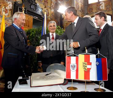 Feierliche Handlung anlässlich der Anbringung des ersten zweisprachigen Verkehrsschildes in Kärnten am 16. August 2011. Im Bild: Von links: Kärntner Landeshauptmann Gerhard Dörfler, Kanzler Werner Faymann, slowenischer Ministerpräsident Borut Pahor und Minister Nikolaus Berlakovich. - 20110816 PD0450 - Rechteinfo: Rechte verwaltet (RM) Stockfoto