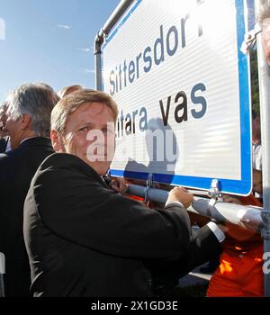 Installation des ersten zweisprachigen Verkehrsschildes in Kärnten für die Gemeinde Sittersdorf/Zitara VAS am 16. August 2011. Im Bild: Staatssekretär Josef Ostermayer. - 20110816 PD3138 - Rechteinfo: Rights Managed (RM) Stockfoto