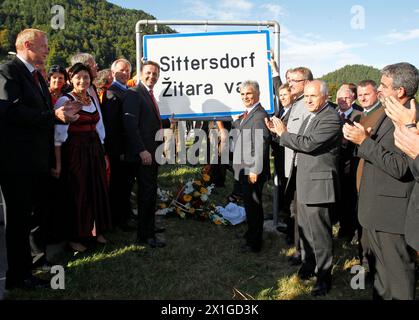 Installation des ersten zweisprachigen Verkehrsschildes in Kärnten für die Gemeinde Sittersdorf/Zitara VAS am 16. August 2011. Im Bild: Bundeskanzler Werner Faymann. - 20110816 PD3134 - Rechteinfo: Rights Managed (RM) Stockfoto