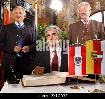 Feierliche Handlung anlässlich der Anbringung des ersten zweisprachigen Verkehrsschildes in Kärnten am 16. August 2011. Im Bild: Von links: Kärntner Landeshauptmann Gerhard Dörfler, Kanzler Werner Faymann, Rudolf Schober. - 20110816 PD0656 - Rechteinfo: Rechte verwaltet (RM) Stockfoto