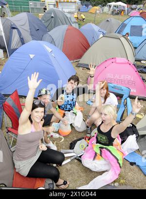 Frequenzfeier 2011 in St.. Poelten, Niederösterreich - Besucher auf dem Campingplatz - 20110819 PD2951 - Rechteinfo: Rights Managed (RM) Stockfoto