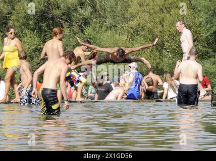 Frequenzfeier 2011 in St.. Poelten, Niederösterreich - Besucher kühlen sich von der Hitze an der Traisen ab. - 20110820 PD1266 - Rechteinfo: Rechte verwaltet (RM) Stockfoto