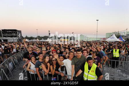 Frequenzfeier 2011 in St.. Poelten, Niederösterreich - Besucher bei einem Konzert auf der Rennbühne. - 20110820 PD1860 - Rechteinfo: Rechte verwaltet (RM) Stockfoto