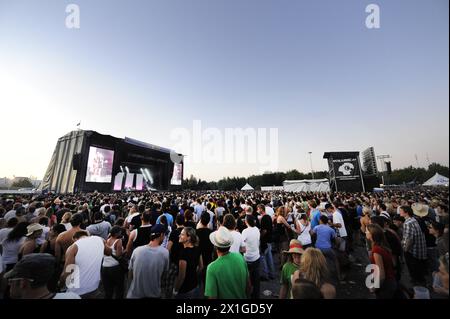 Frequenzfeier 2011 in St.. Poelten, Niederösterreich - Besucher bei einem Konzert auf der Rennbühne. - 20110820 PD1846 - Rechteinfo: Rechte verwaltet (RM) Stockfoto