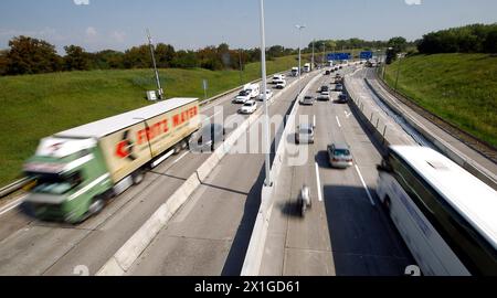 Blick auf die Wiener Autobahn Südosttangente (A23) anlässlich einer Pressekonferenz der ASFINAG zum Thema "Zusammenfassung der Sommerbauphase Hanssonkurve A23" am 24. August 2011. - 20110824 PD0284 - Rechteinfo: Rechte verwaltet (RM) Stockfoto