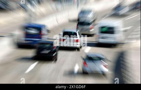 Blick auf die Wiener Autobahn Südosttangente (A23) anlässlich einer Pressekonferenz der ASFINAG zum Thema "Zusammenfassung der Sommerbauphase Hanssonkurve A23" am 24. August 2011. - 20110824 PD0283 - Rechteinfo: Rechte verwaltet (RM) Stockfoto