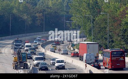 Blick auf die Wiener Autobahn Südosttangente (A23) anlässlich einer Pressekonferenz der ASFINAG zum Thema "Zusammenfassung der Sommerbauphase Hanssonkurve A23" am 24. August 2011. - 20110824 PD0281 - Rechteinfo: Rights Managed (RM) Stockfoto