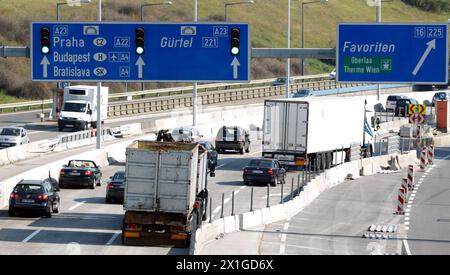 Blick auf die Wiener Autobahn Südosttangente (A23) anlässlich einer Pressekonferenz der ASFINAG zum Thema "Zusammenfassung der Sommerbauphase Hanssonkurve A23" am 24. August 2011. - 20110824 PD0288 - Rechteinfo: Rechte verwaltet (RM) Stockfoto