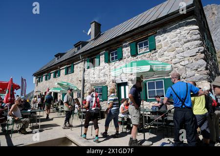 Wanderer vor der Südwandhütte auf dem Dachstein am 13. September 2011. - 20110913 PD7277 - Rechteinfo: Rights Managed (RM) Stockfoto