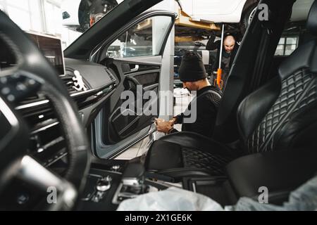 Nahaufnahme eines Kfz-Servicetechnikers, der den Luftfilter in einem Auto wechselt Stockfoto