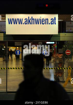 Der britische Popstar George Michael hat seine Tour abgesagt. Während seines Tourstopps in Wien erkrankte er sich einer Lungenentzündung und wird derzeit im Wiener Zentralkrankenhaus behandelt. Bild: Eingang der Universitätsklinik für Innere Medizin am AKH Wien am 25. November 2011. - 20111125 PD2585 - Rechteinfo: Rechte verwaltet (RM) Stockfoto