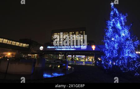 Der britische Popstar George Michael hat seine Tour abgesagt. Während seines Tourstopps in Wien erkrankte er sich einer Lungenentzündung und wird derzeit im Wiener Zentralkrankenhaus behandelt. Bild: Eingang der Universitätsklinik für Innere Medizin am AKH Wien am 25. November 2011. - 20111125 PD2612 - Rechteinfo: Rechte verwaltet (RM) Stockfoto