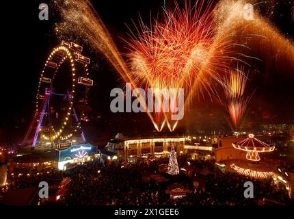 Am 31. Dezember 2011 feierten viele Menschen Silvester in der Wiener Innenstadt. Auf dem Bild: Feuerwerk am Riesenrad im Prater. - 20120101 PD0076 - Rechteinfo: Rechte verwaltet (RM) Stockfoto