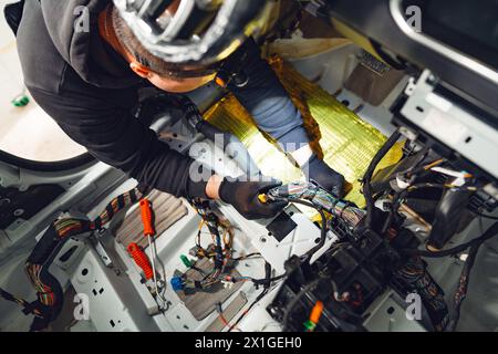 Prozess der Installation von Kfz-Schallschutzmaterial im Kfz-Service Stockfoto