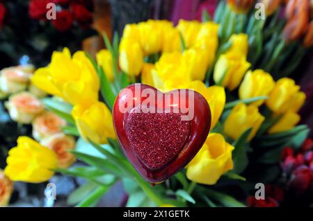 Illustration zum „Valentinstag“: Blumen mit einem hart bei einem Blumenhändler in Tulln, Niederösterreich, aufgenommen am 8. Februar 2012 anlässlich des bevorstehenden „Valentinstag“. - 20120208 PD0838 - Rechteinfo: Rechte verwaltet (RM) Stockfoto