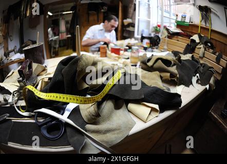 Bad Aussee, Österreich - Feature: Das Ausseerländische Traditionskostüm für Herren, die Lederhosen, handgefertigt von einem der wenigen Lederhosenmacher im steirischen Salzkammergut Christian Raich. BILD: Christian Raich in seinem Atelier am 9. Mai 2012. - 20120504 PD7597 - Rechteinfo: Rechte verwaltet (RM) Stockfoto