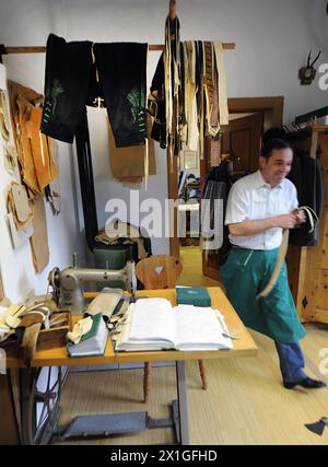 Bad Aussee, Österreich - Feature: Das Ausseerländische Traditionskostüm für Herren, die Lederhosen, handgefertigt von einem der wenigen Lederhosenmacher im steirischen Salzkammergut Christian Raich. BILD: Christian Raich in seinem Atelier am 9. Mai 2012. - 20120504 PD7609 - Rechteinfo: Rechte verwaltet (RM) Stockfoto