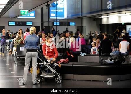 Schwechat - Feature: flughafen Wien-Schwechat und Check-in 3 (früher Skylink) am 5. Juni 2012. - 20120605 PD5507 - Rechteinfo: Rechte verwaltet (RM) Stockfoto