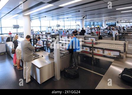 Schwechat - Feature: flughafen Wien-Schwechat und Check-in 3 (früher Skylink) am 5. Juni 2012. - 20120605 PD6913 - Rechteinfo: Rechte verwaltet (RM) Stockfoto