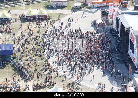 Wien - das Donauinselfest (Donauinselfest) ist ein jährlich stattfindendes Open-Air-Festival auf der Donauinsel in Wien. Das 29. Donauinselfest fand vom 22. Bis 24. Juni 2012 statt. - 20120623 PD1104 - Rechteinfo: Rights Managed (RM) Stockfoto