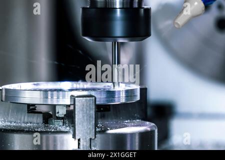 Drehen Fräsen von Metall in der Industrie. Prozess der Bearbeitung eines Metallteils. Hochwertige Fotos Stockfoto