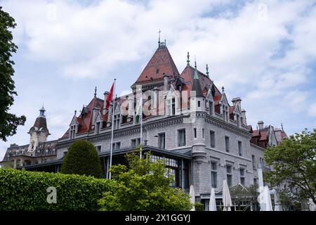 Chateau d'Ouchy, ein luxuriöses neogotisches Hotel, das am 19. Mai 2023 in einer Burg aus dem 12. Jahrhundert am Ufer des Genfer Sees in Lausanne, Schweiz, erbaut wurde. Lausa Stockfoto