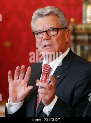 Bundespräsident Joachim Gauck gibt auf einer Pressekonferenz auf der Wiener Hofburg am 16. August 2012 Gesten. Gauck ist auf seinem Eröffnungsbesuch in Österreich. - 20120816 PD0844 - Rechteinfo: Rechte verwaltet (RM) Stockfoto