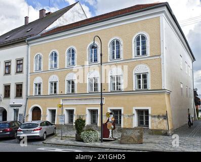 Braunau - der Gedenkstein Hitlers Geburtsort ist ein Gedenkstein für die Opfer der Nazis vor der Salzburger Vorstadt 15, Braunau am Inn, Oberösterreich, dem Gebäude, in dem Adolf Hitler 1889 geboren wurde. - 20120920 PD1168 - Rechteinfo: Rechte verwaltet (RM) Stockfoto