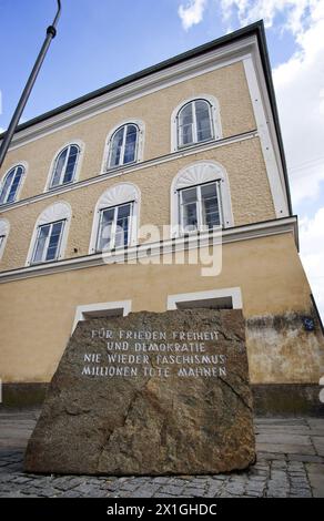 Braunau - der Gedenkstein Hitlers Geburtsort ist ein Gedenkstein für die Opfer der Nazis vor der Salzburger Vorstadt 15, Braunau am Inn, Oberösterreich, dem Gebäude, in dem Adolf Hitler 1889 geboren wurde. - 20120920 PD1172 - Rechteinfo: Rights Managed (RM) Stockfoto