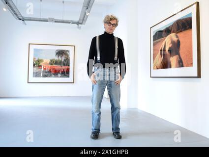 Wien - deutscher Regisseur und Fotograf Wim Wenders im Interview mit der Austria Presse Agentur in der Fotogalerie Ostlicht am 5. Oktober 2012. Die Galerie OstLicht kündigt die Ausstellung Places, Strange and Quiet¿ des international renommierten Regisseurs und Fotografen Wim Wenders an. - 20121005 PD0220 - Rechteinfo: Rechte verwaltet (RM) Stockfoto