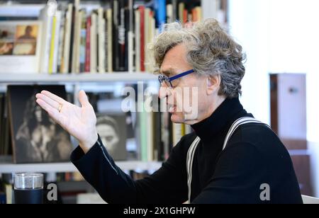 Wien - deutscher Regisseur und Fotograf Wim Wenders im Interview mit der Austria Presse Agentur in der Fotogalerie Ostlicht am 5. Oktober 2012. Die Galerie OstLicht kündigt die Ausstellung Places, Strange and Quiet¿ des international renommierten Regisseurs und Fotografen Wim Wenders an. - 20121005 PD0224 - Rechteinfo: Rechte verwaltet (RM) Stockfoto