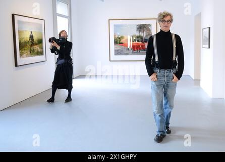 Wien - deutscher Regisseur und Fotograf Wim Wenders im Interview mit der Austria Presse Agentur in der Fotogalerie Ostlicht am 5. Oktober 2012. Die Galerie OstLicht kündigt die Ausstellung Places, Strange and Quiet¿ des international renommierten Regisseurs und Fotografen Wim Wenders an. - 20121005 PD0223 - Rechteinfo: Rights Managed (RM) Stockfoto