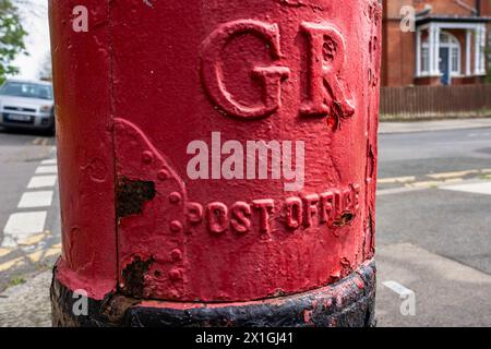 Post Office – Ein aktiver Postkasten in East London, der dem Verfall überlassen wurde, als die ehemaligen Bosse Adam Crozier und Alan Cook bei der Untersuchung der Ho erscheinen Stockfoto