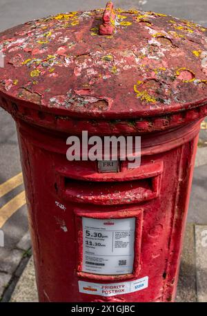 Post Office – Ein aktiver Postkasten in East London, der dem Verfall überlassen wurde, als die ehemaligen Bosse Adam Crozier und Alan Cook bei der Untersuchung der Ho erscheinen Stockfoto