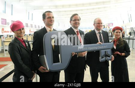 Schwechat - 'Opening Check-in 1' - Check-in 1 am Flughafen Wien wurde am 9. Januar 2013 wieder eröffnet. BILD: Christian Lesjak (Niki), Günther Ofner und Julian Jäger - 20130109 PD0491 - Rechteinfo: Rights Managed (RM) Stockfoto