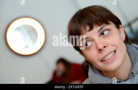 Wien - österreichische Sängerin und Songwriterin Clara Luzia im Interview mit der Austria Presse Agentur am 26. Februar 2013. - 20130226 PD8095 - Rechteinfo: Rights Managed (RM) Stockfoto