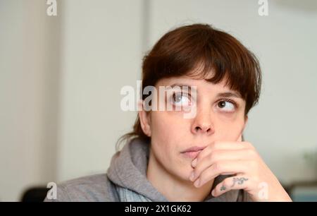 Wien - österreichische Sängerin und Songwriterin Clara Luzia im Interview mit der Austria Presse Agentur am 26. Februar 2013. - 20130226 PD8096 - Rechteinfo: Rights Managed (RM) Stockfoto