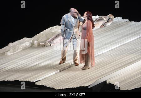 Salzburg - Oper 'Parsifal' von Richard Wagner Proben im Großen Festspielhaus am 18. März 2013. Die Premiere findet am 23. März 2013 statt. BILD: Stephen Milling AS Gurnemanz (l.) und Michaela Schuster AS Kundry - 20130318 PD3700 - Rechteinfo: Rights Managed (RM) Stockfoto