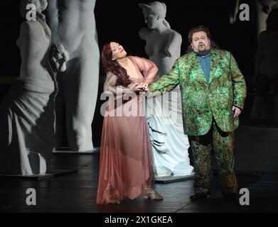 Salzburg - Oper 'Parsifal' von Richard Wagner Proben im Großen Festspielhaus am 18. März 2013. Die Premiere findet am 23. März 2013 statt. BILD: Michaela Schuster als Kundry und Johan Botha als Parsifal - 20130318 PD3703 - Rechteinfo: Rights Managed (RM) Stockfoto