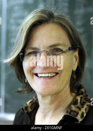 Die Physikerin und Professorin am Institut für Angewandte Physik der Technischen Universität, Ulrike Diebold, wurde am 16. Juni 2013 in ihrem Labor in Wien fotografiert. Diebold wurde mit dem Wittgenstein-Preis des FWF ausgezeichnet. - 20130616 PD3880 - Rechteinfo: Rechte verwaltet (RM) Stockfoto